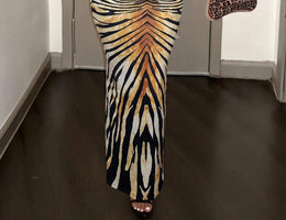 Monochrome Muse Cutout Maxi Dress maxi print detail