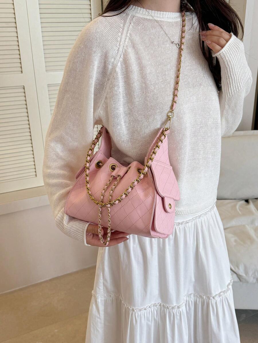 Rhombus Chain Woven Square Bag in pink - detail view