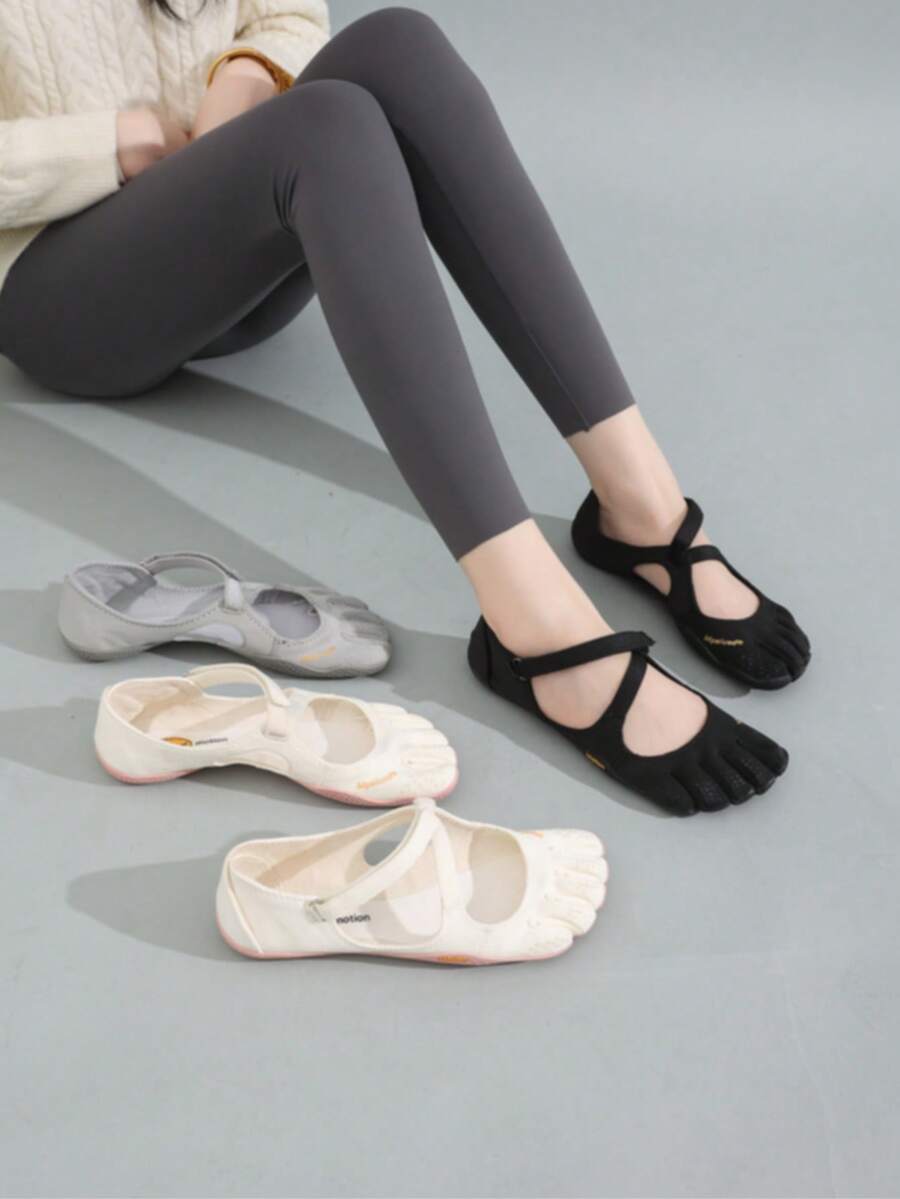 Split-Toe Five-Finger Training Shoes in black - alternate view