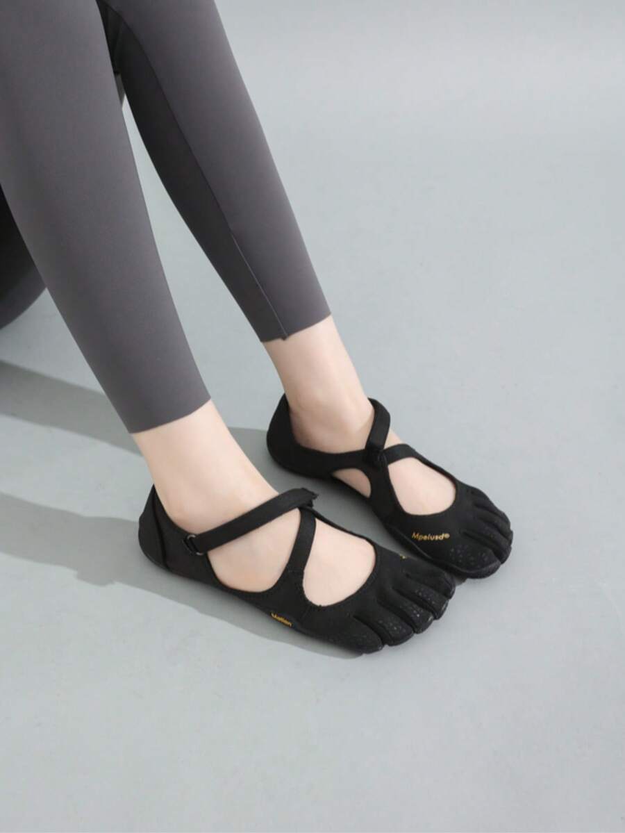 Split-Toe Five-Finger Training Shoes in black - detail view